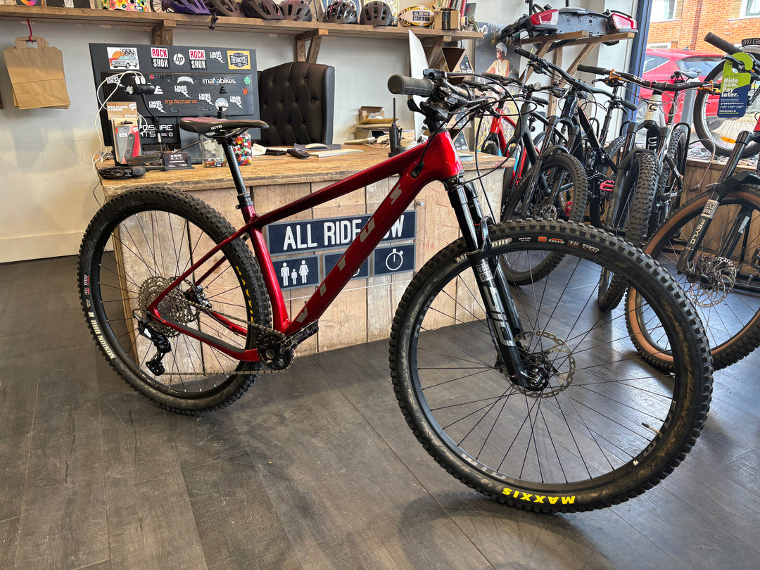 Vitus Rapide 29 CRX Carbon MTB in red